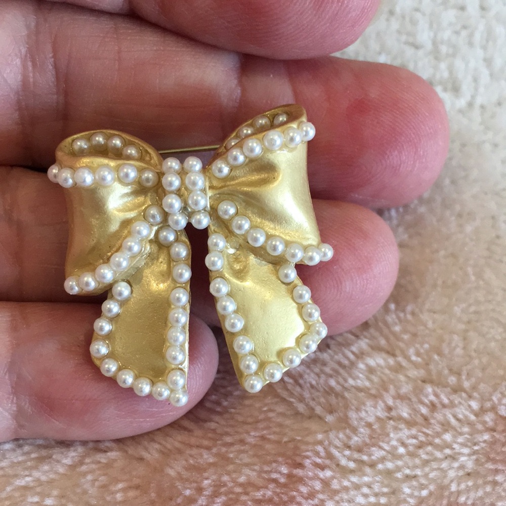 Buffed Gold and Faux Pearl Bow Fashion Pin Brooch designer Accessory NWT 1x1.25” - Picture 5 of 12